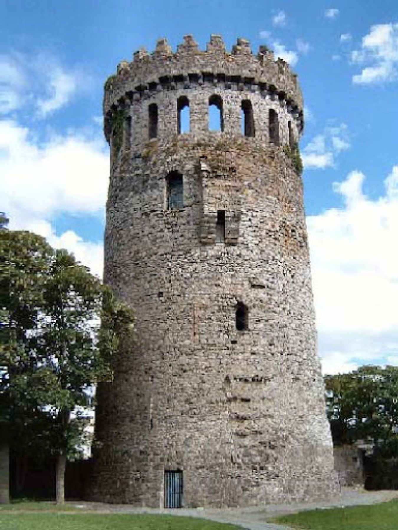Battlements and arrow-loops